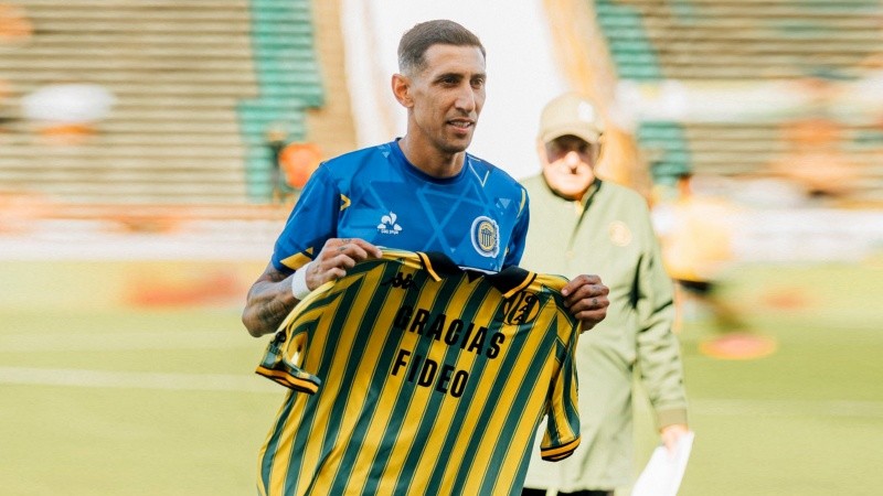 Fideo homenajeado en la previa (@Aldosivi).