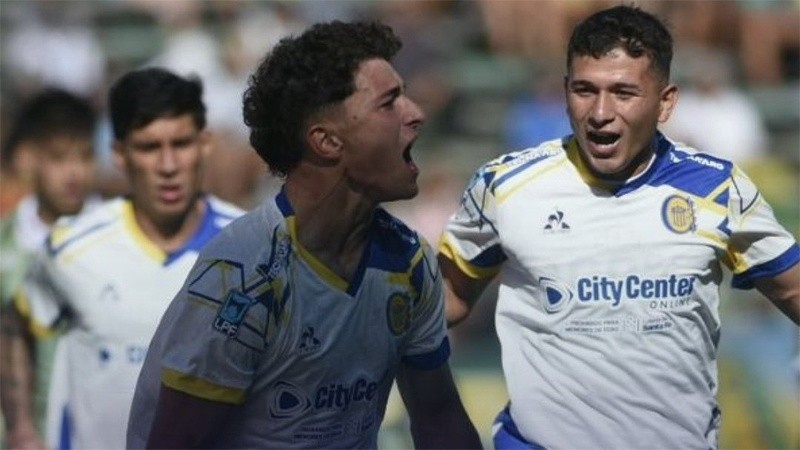 El pibe Ovando no solo defiende bien, sino que también gana en el área rival.