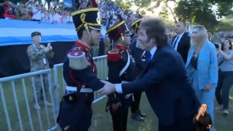 Milei saluda al Regimiento de Granaderos en el Campo de la Gloria de San Lorenzo.