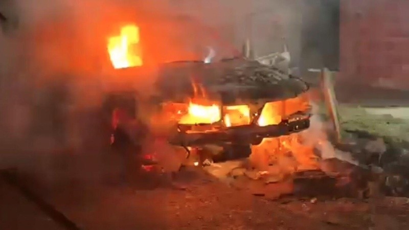 Un bombero sofoca el incendio en el Suzuki Fun.