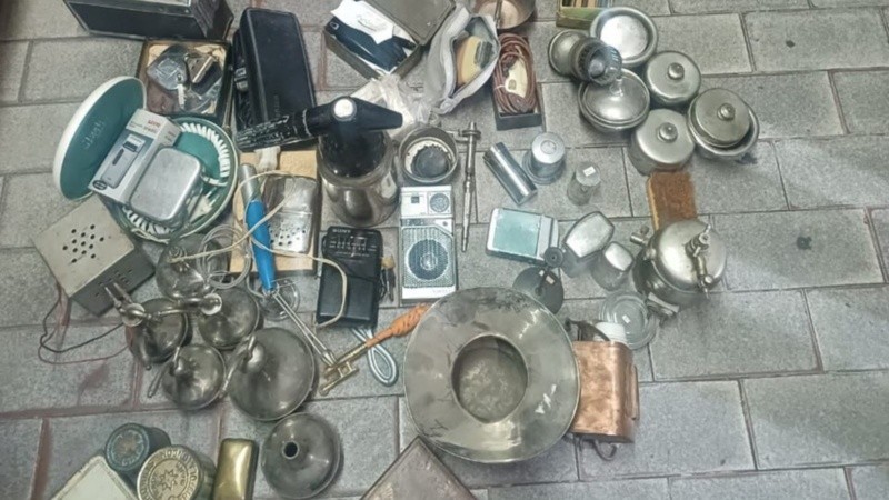 Una de las maletas con objetos antiguos.