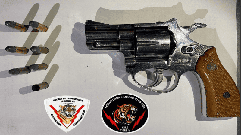 El joven fue detenido y entregó un revólver calibre 32 y seis cartuchos.