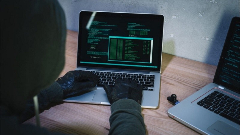 Ante el avance de mensajes de phishing que simulan ser de bancos o familiares para exigir acciones urgentes, cinco pasos para proteger la cuenta de Gmail.