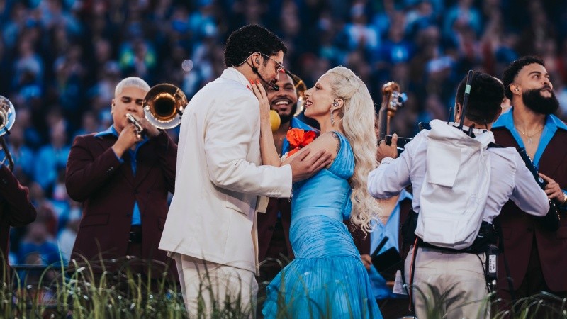 Lady Gaga interpretó “Die with a smile” con ritmo caribeño.