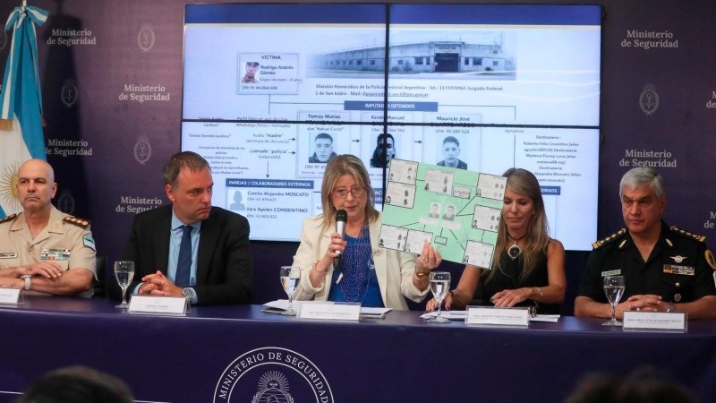 La ministra Monteoliva junto a la jueza Arroyo Salgado mostrando el entramado criminal.