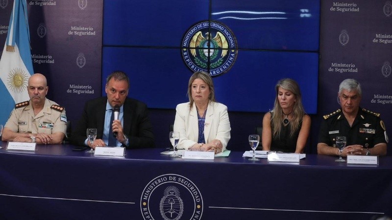 Los funcionarios durante la conferencia.