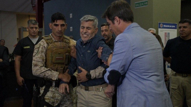 El ministro de Seguridad de Córdoba se sometió a una descarga eléctrica durante la presentación de guantes especiales para la Policía.