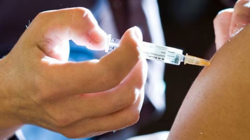 Su administración consiste en una inyección debajo de la piel que requiere entre 3 y 5 minutos, a diferencia de los 30 minutos necesarios para una infusión intravenosa.