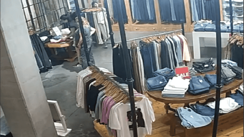 La empleada fue distraída mientras el grupo se llevaba la ropa en sus bolsos.