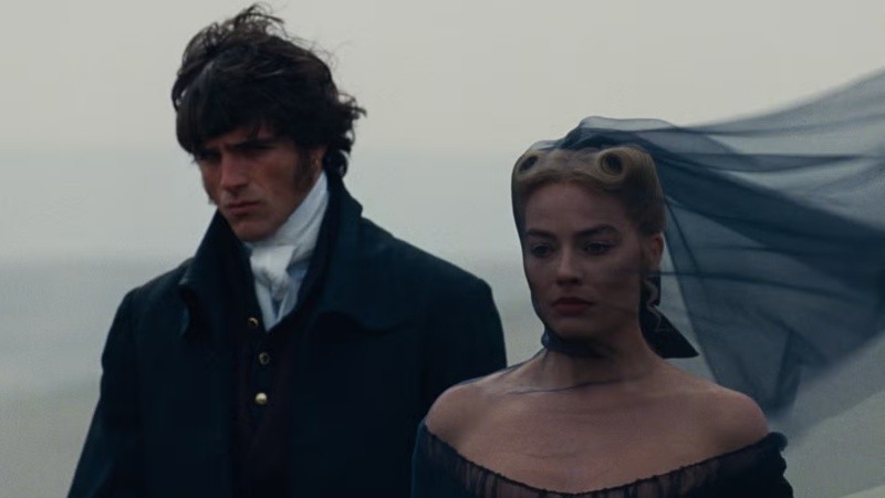 El accesorio sigue el auge del Regencycore, inspirado en la estética elegante y narrativa de series como Bridgerton.