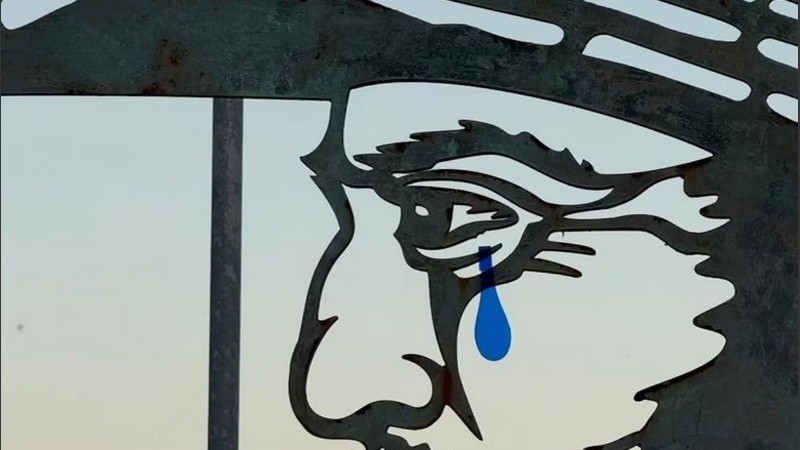 Una lágrima de acrílico azul que hizo llorar a San Martín, ¿pero por qué?