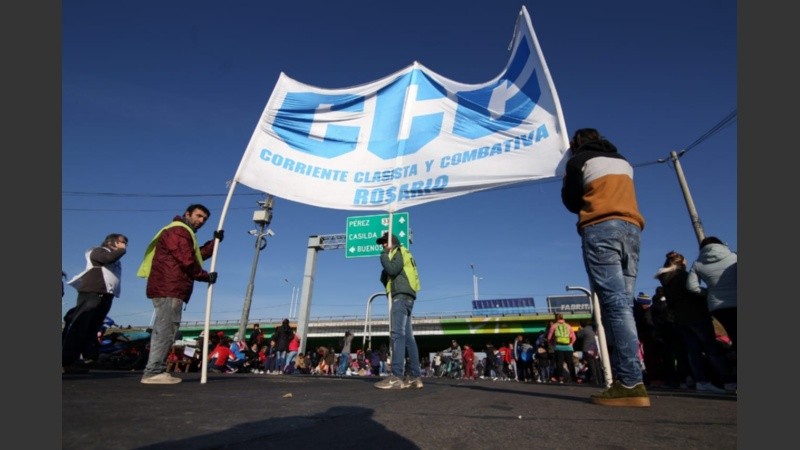 La Catt, la CCC, la Utep y el Movimiento Evita cortan esta mañana la circulación en Perón y Circunvalación contra la reforma laboral.