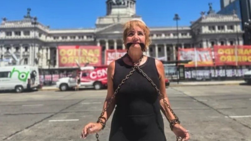 La periodista se encadenó simbólicamente