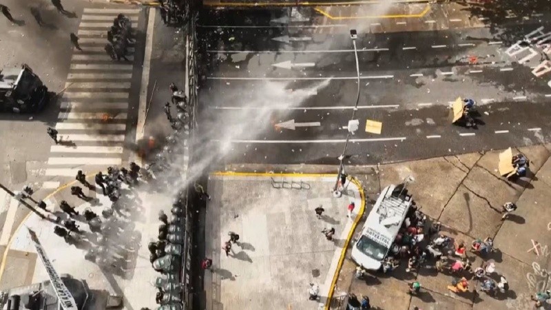 Disturbios en las manifestaciones en inmediaciones del Congreso mientras se debate la reforma laboral.