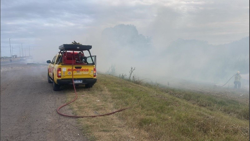 El fuego junto a la calzada era de unos mil metros y fue sofocado por dos dotaciones de bomberos.