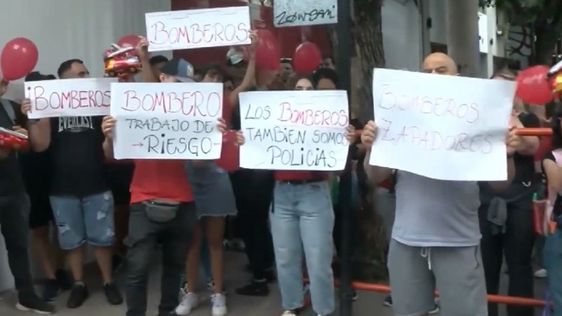 Abrazo solidario a bomberos zapadores por los bajos salarios y el riesgo de su trabajo.