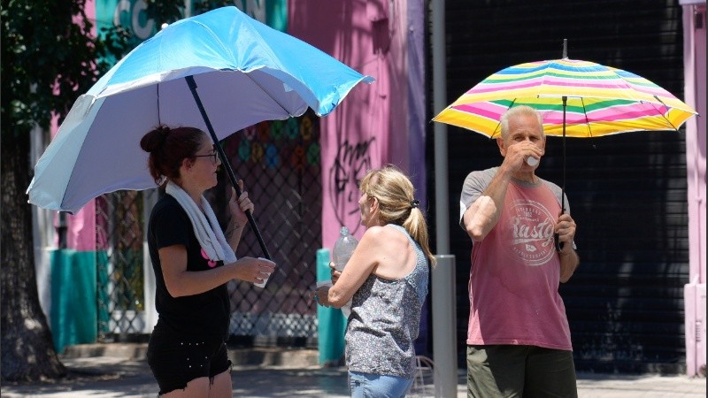Sombrilla y paraguas para un día de mucho sol.