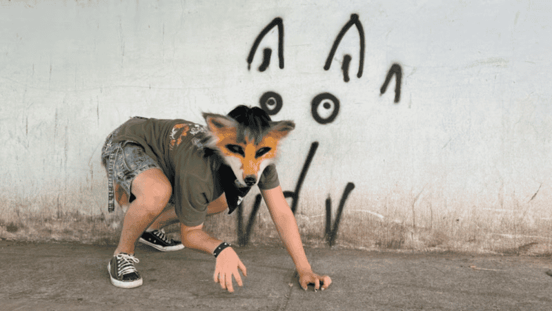 El término therian proviene de therianthropy y se usa para describir a personas que sienten una identificación profunda y persistente con un animal.