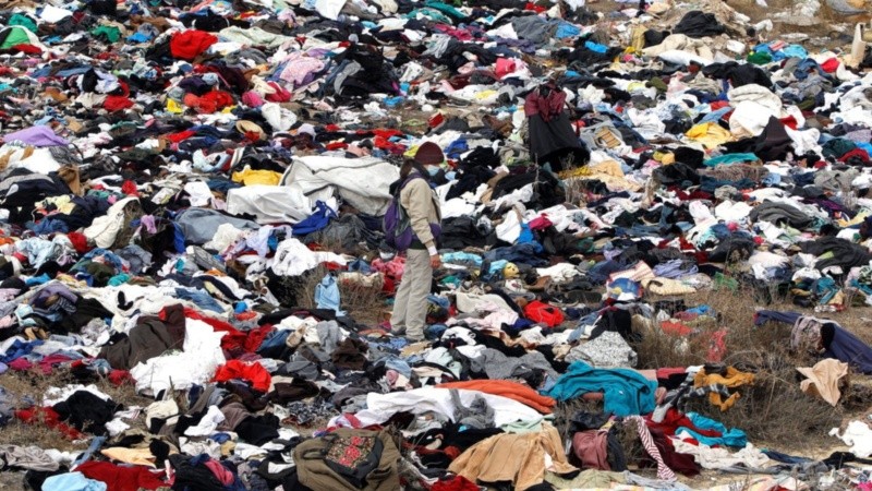 Miles de prendas de vestir de todo tipo tiradas en basurales a cielo abierto