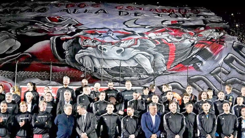 En un gesto de poder, la barra mostraba una gran bandera en la despedida de Maxi Rodríguez (Rosario3/archivo)