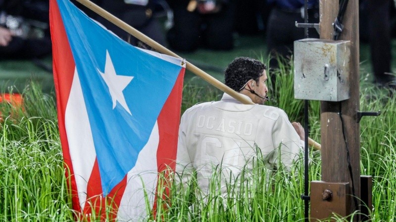 Bad Bunny con la bandera de Puerto Rico durante su show de medio tiempo en el último Superbowl de la NFL. (Foto: EFE)