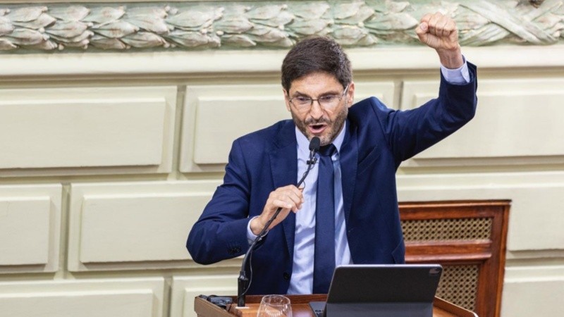 El gobernador este domingo en la Legislatura.