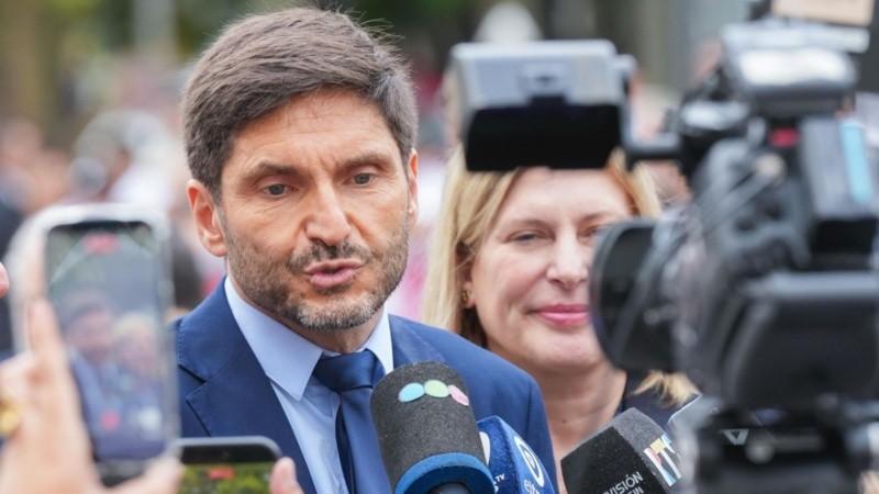 El gobernador dialogó con la prensa al salir de la Legislatura.