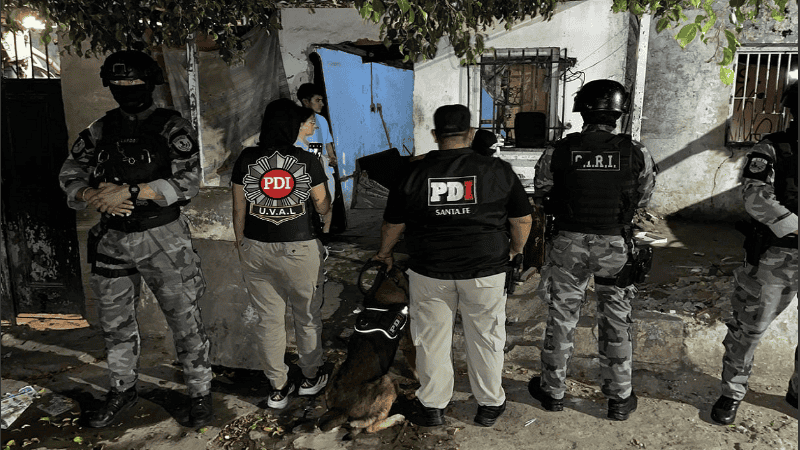 Las requisas contaron con la intervención de un ovejero que detectó droga en los domicilios.