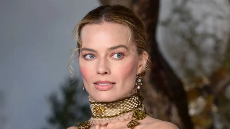 Se coloca tanto en los “apples” de las mejillas como hacia abajo y hacia los labios, imitando el rubor natural que provoca el viento frío o una emoción intensa.