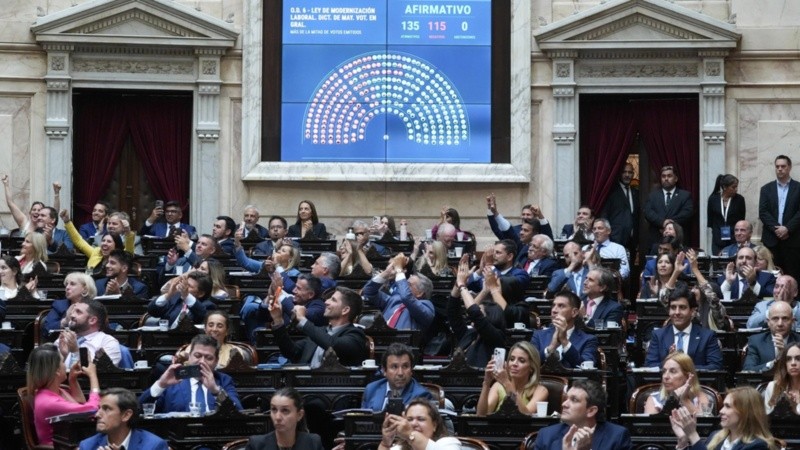 Festejo libertario en Diputados, tras la votación de la reforma laboral.