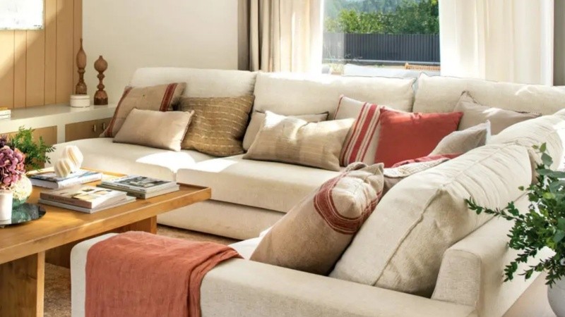 Desde cubrir el sofá con fundas poco favorecedoras hasta seguir modas que no terminan de funcionar.