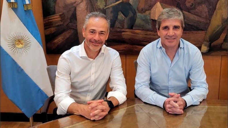 El ministro de Economía, Luis Caputo, junto al secretario de Finanzas, Alejandro Lew.