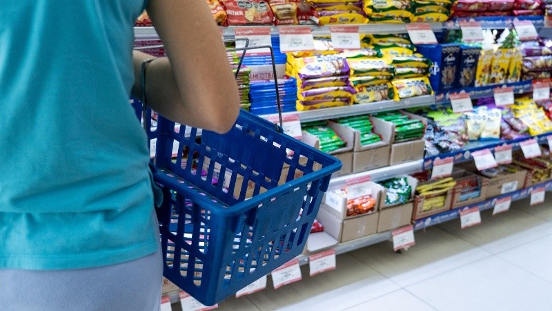 Las ventas en supermercados crecieron 2% y las mayoristas cayeron 6,8% durante 2025.