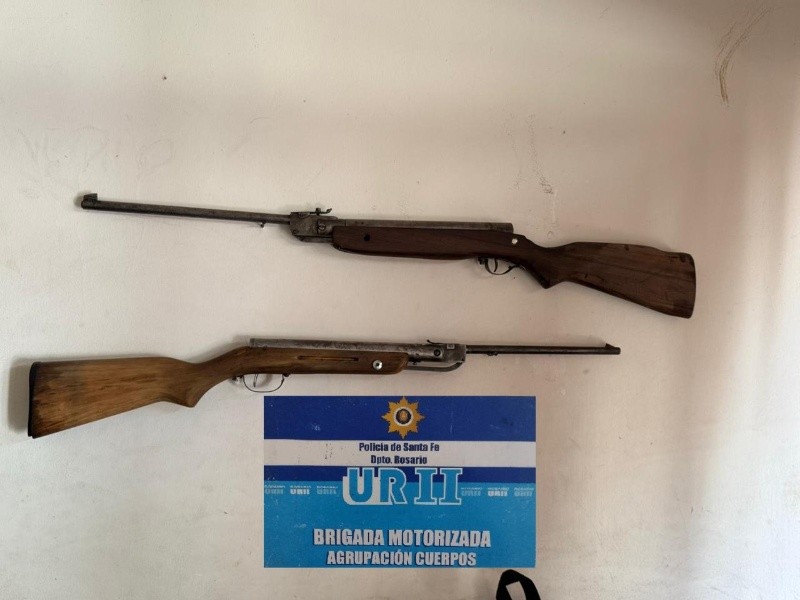 Más armas largas antiguas halladas en la propiedad.