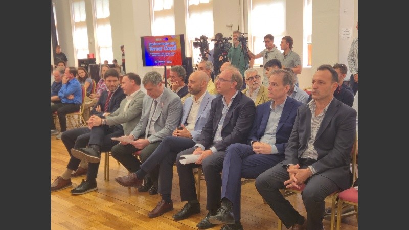 Autoridades políticas y empresarias en el acto de apertura de sobres