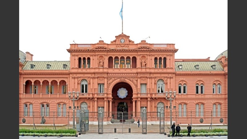A todos los periodistas acreditados a Casa Rosada les avisaron este jueves que se les “decidió quitar las huellas dactilares de manera preventiva por el espionaje ilegal”.