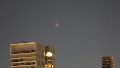 Un proyectil ilumina el cielo nocturno sobre Tel Aviv.