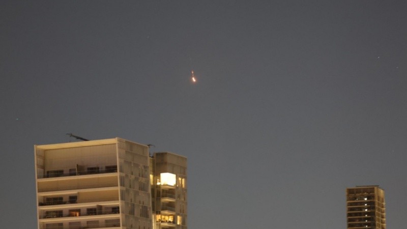 Un proyectil ilumina el cielo nocturno sobre Tel Aviv.