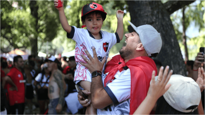 La previa de los hinchas leprosos en el Coloso.