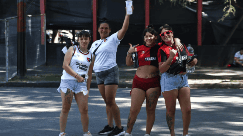 La previa de los hinchas leprosos en el Coloso.