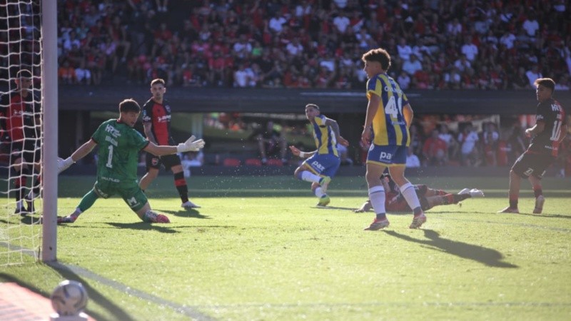 Di María ya definió de zurda y la pelota tiene destino de gol.