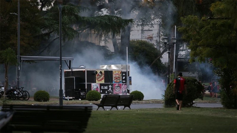 Los incidentes comenzaron con piedrazos hacia edificios de avenida Pellegrini y Rodríguez (Alan Mozón/Rosario3).