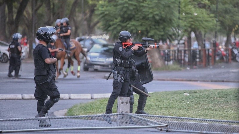 Los incidentes comenzaron con piedrazos hacia edificios de avenida Pellegrini y Rodríguez (Alan Mozón/Rosario3).