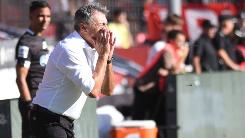 Frank Kudelka se hizo cargo de Newell's a pocas horas del clásico: fue derrota 2-0 ante Central en el Coloso. (Fotobaires)