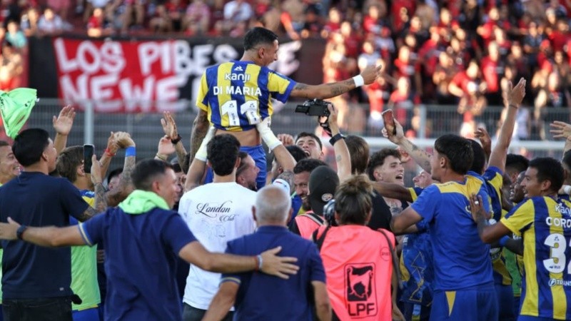Di María se vistió de héroe para ganar el clásico en el Coloso.
