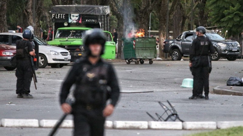 Los incidentes comenzaron con piedrazos hacia edificios de avenida Pellegrini y Rodríguez (Alan Mozón/Rosario3).