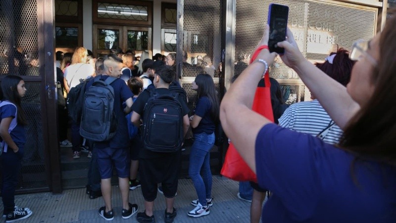 Jornada calurosa en el arranque conflictivo del ciclo lectivo 2026.