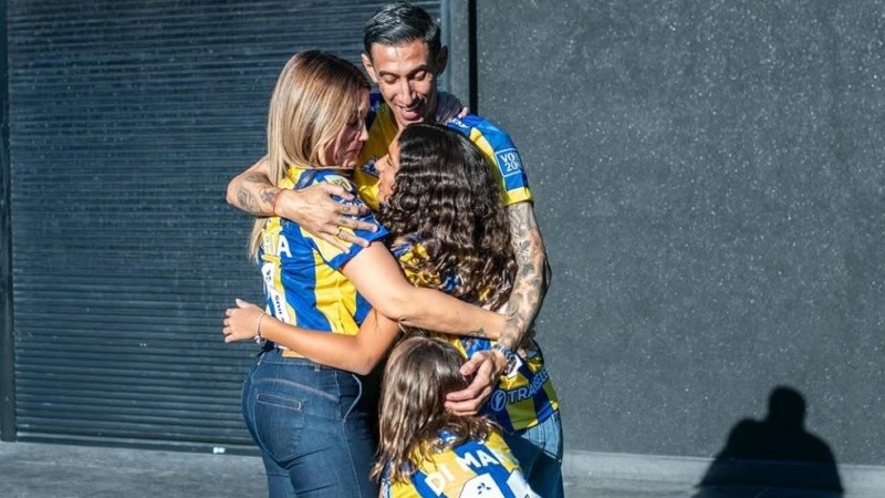 Después del partido, Angelito subió una publicación festejando la importante victoria de visitante y también se acordó de su mujer.