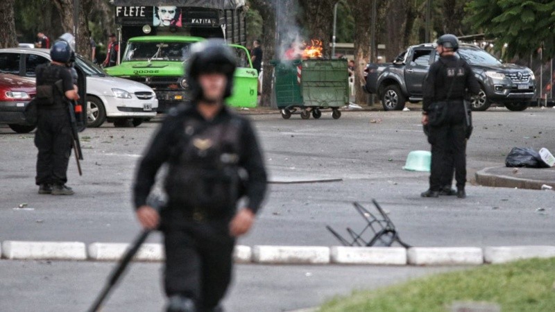 Piedrazos contra edificiones de Pellegrini y contenedores vandalizados, además de una agente policial herida y tres caballos lesionados.