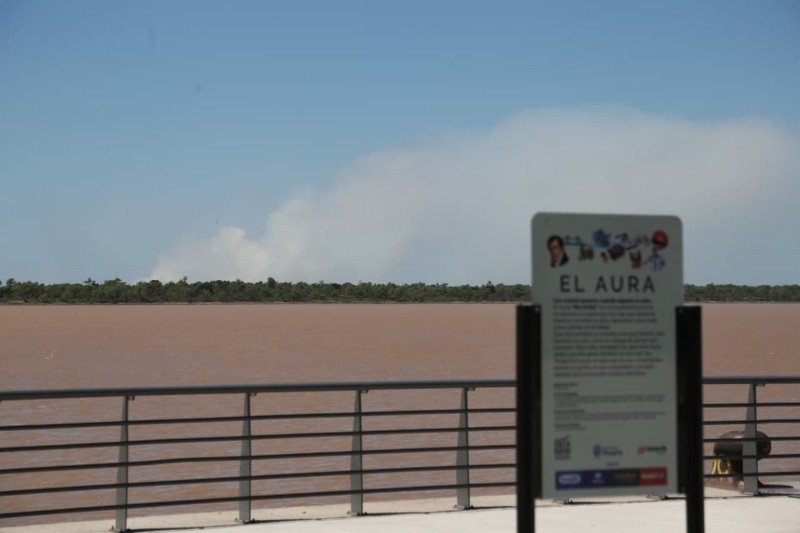 El humo en la isla frente a Rosario este lunes (Alan Monzón/Rosario3)&nbsp;